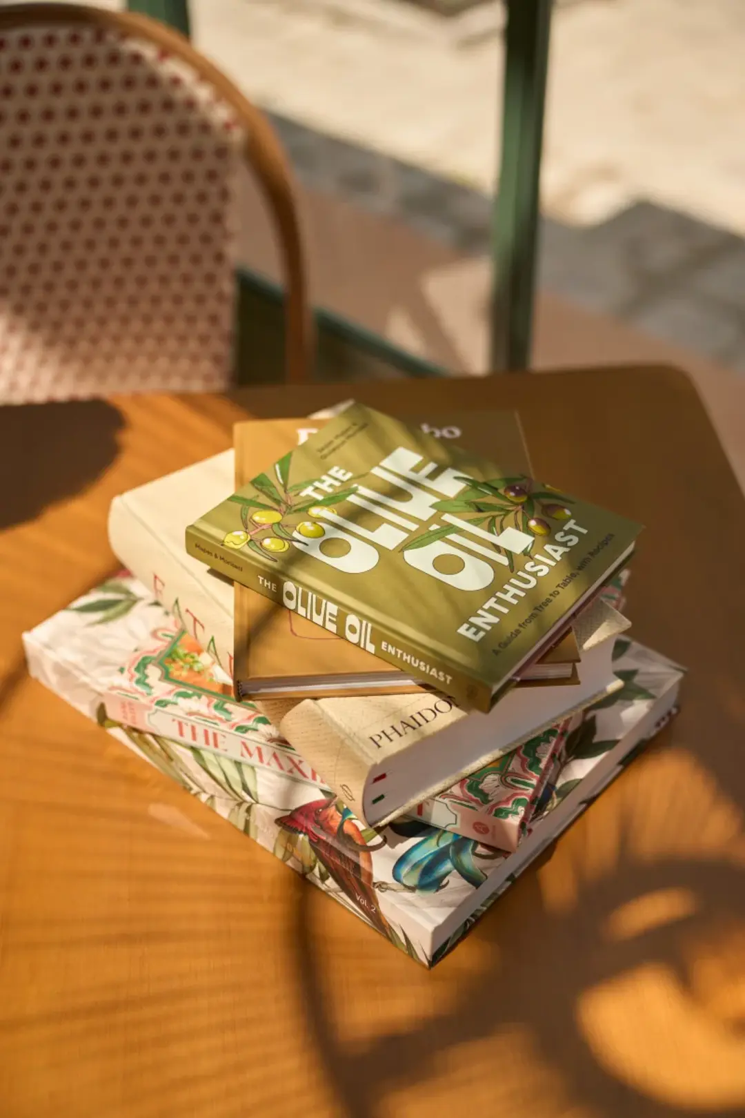 Livros de gastronomia na luz dourada