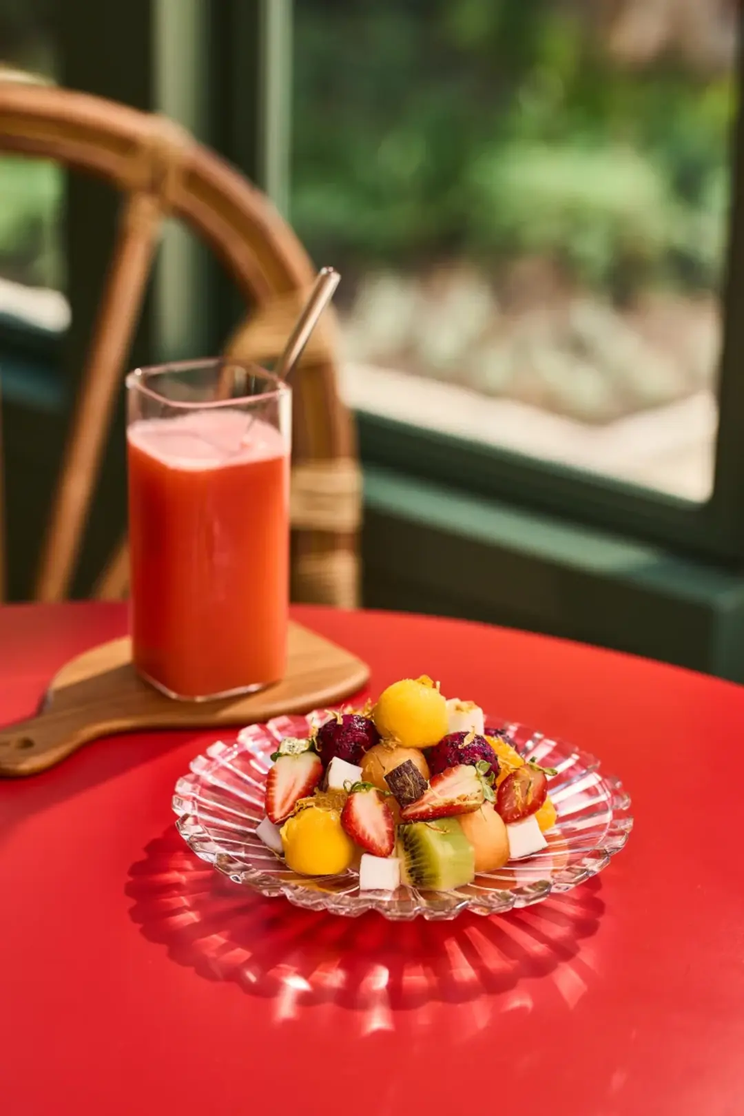 Mesa vermelha laqueada com frutas da estação